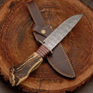 Couteau de chasse et de survie Bowie à lame dentelée en acier inoxydable fait main |   Couteau à lame fixe Full Tang avec manche en bois de cerf et étui en cuir - Product Image 1
