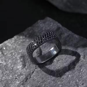 Bague éternelle pour homme en moissanite noire plaquée argent 925 |   Bijoux fins de luxe modernes et audacieux - Product Image 1