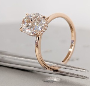 Bague de fiançailles en or rose 14K/18K avec diamant de laboratoire Bague de Moissanite ovale solitaire à halo caché - Product Image 4