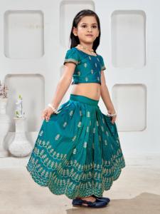 Conjunto de Lehenga Choli Étnico para Niñas Shoryam Fashion, Choli de Seda Verde Rama con Trabajo de Zari Dorado, Estilo Indio para Fiestas, Largo hasta el Suelo, Boutique - Product Image 3