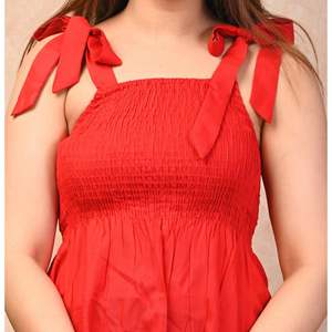 Haut smocké en rayonne rouge uni avec tissu tissé et décoration plissée - Product Image 5