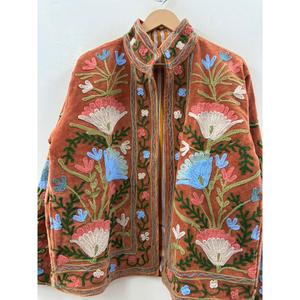 เสื้อแจ็คเก็ตกำมะหยี่แบบกลับด้านได้ Saffron Garden สีเบิร์นเทอร์ราคอตต้า ปักลายซูซานีด้วยมือ ไซส์ XL เสื้อคลุมวาร์ซิตี้สำหรับฤดูใบไม้ร่วง ผลิตอย่างยั่งยืน - Product Image 4