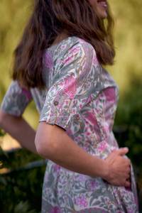 ผ้าคอตตอนพิมพ์ลายดอกแดฟโฟดิลวินเทจสีขาวสีชมพูดอกไม้สำหรับวันหยุดฤดูร้อนงานแฮนด์เมดแฟชั่นแนวจริยธรรมขนาดเล็กเอวธรรมชาติขนาดเล็ก - Product Image 3