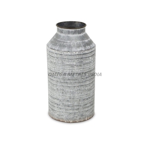 Vases en métal de luxe Décoration intérieure contemporaine argentée élégante avec forme ovale unique et design côtelé frappant en bois - Product Image 6