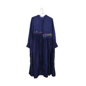 Vestido NILGIRI Hecho a Mano en Satén, Estilo Modesto con Cintura Imperio, Talla 44 - Product Image 1
