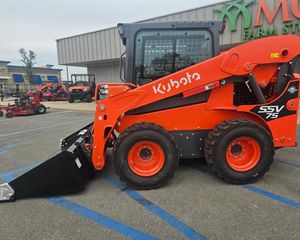 Chargeuse compacte sur pneus Kubota SSV75 d'occasion, 2 vitesses, couple élevé, pour travaux agricoles et de construction - Product Image 4