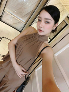 ชุดเสื้อกล้ามคอ halter สีน้ำตาลสำหรับผู้หญิง กางเกงขายาวทรงตรง ผลิตจากผ้าฝ้ายผสมน้ำหนักเบา ระบายอากาศได้ดี ผลิตในเวียดนาม โรงงาน OEM - Product Image 2