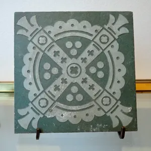 Accesorios Antique Maw & Co para baldosas de barro Diseño prensado e incrustado de polvo de J.P. Seddon - Product Image 1