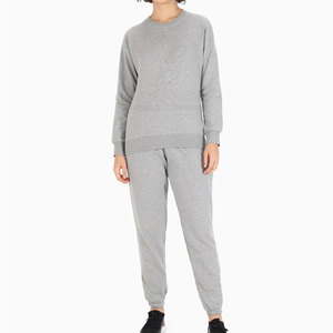 Nouveau stock Costumes de survêtement pour femmes de couleur personnalisée Services de conception OEM pour femmes Costumes de survêtement pour femmes utilisés par les adultes - Product Image 1