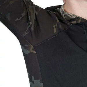 เสื้อแร็กแลนผู้ชายน้ำหนักเบาสำหรับฤดูร้อน ผ้าโพลีเอสเตอร์ 100% ป้องกันรังสียูวี แห้งเร็ว ระบายอากาศได้ดี ทรงพอดีตัว ลายพราง P1G UA - Product Image 4