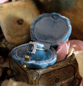 Joyero de terciopelo de gama alta para anillos Almacenamiento elegante para anillos de compromiso y bodas - Product Image 1