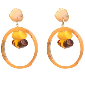 Pendientes colgantes de resina púrpura Vintage de diseñador hechos a medida, accesorio de moda de alta calidad - Product Image 1