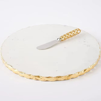 Plateau de service en marbre blanc avec bordure dorée, style charcuterie de luxe, artisanal, écologique, passe au lave-vaisselle, de qualité supérieure