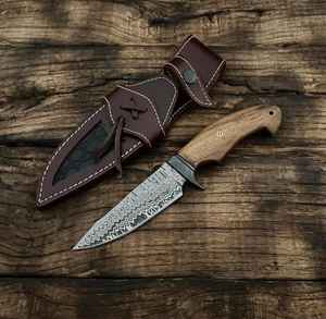 Cuchillo de Caza de Acero de Damasco Hecho a Mano Personalizado de Primera Calidad, Mango de Madera, Supervivencia al Aire Libre, Campamento, Pesca con Funda - Product Image 1