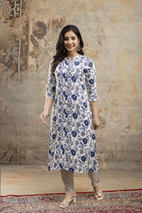 Kurta Droite en Coton Imprimé à la Main de Haute Qualité avec Pantalon pour Femmes, pour Mariage et Tenue Décontractée - Product Image 2