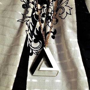 Collier en plexiglas triangle impossible - Product Image 3