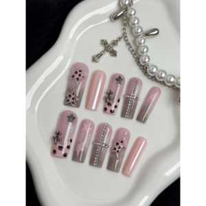 Uñas Postizas con Diseño de Crucifijo Rosa Rebelde - Product Image 1