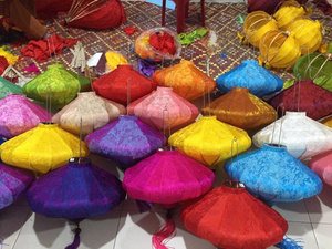 Faroles de Seda y Bambú con Estampado Floral Colorido al por Mayor, Faroles Decorativos para el Hogar, Estilo de Flores Pintadas a Mano - Product Image 5