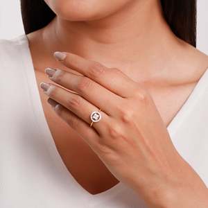 Bague Halo en Or pour Femme avec Fleur de Plumeria Éclatante et Diamant de Laboratoire Scintillant - Product Image 4