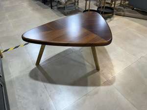 Mesa de Alta Calidad con Diseño de Hojas y Acabado Antiguo - Product Image 2