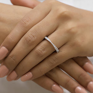 Bague de mariage demi-éternité en diamant Moissanite conique ronde et brillante 0.30 CT, bande de mariage de mariée assortie empilable - Product Image 3