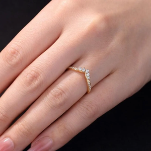 Anillo de Boda Moderno Curvo con Diseño Chevron, Anillo Apilable en Oro de 14K con Diamantes de Laboratorio, Anillo de Eternidad a Juego para Novia, Anillo de Aniversario en Forma de V - Product Image 5