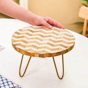 Support à gâteau artisanal en bois moderne avec plateau en silicone et résine époxy comprenant un sous-verre et un couteau pour servir les desserts - Product Image 5