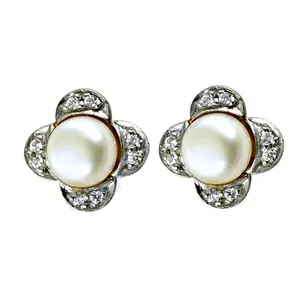 Boucles d'oreilles clous en diamant trèfle artistique par Pearl & Diamond - Product Image 1