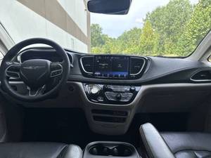Chrysler Pacific Hybrid Touring L d'occasion à bas prix, modèle 2022, à vendre - Product Image 2