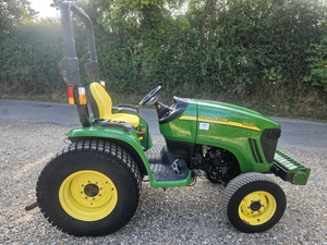 รถแทรกเตอร์ John Deere 1025R 3320 ขนาดเล็ก 4*4 พร้อมอุปกรณ์ต่อพ่วง รถตัก รถตัดหญ้า และรถขุดหลัง ผลิตในสหรัฐอเมริกา พร้อมส่งออก ลดราคาพิเศษ ปี 2025 - Product Image 2