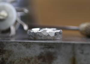 แหวนแต่งงานสเตนเลสสตีลแบบทุบทำให้สบายออกแบบได้ตามต้องการ - Product Image 3