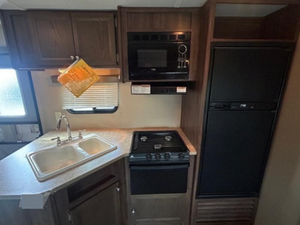 Autocaravana D-U-T-C-H-M-E-N RV C-O-L-E-M-A-N LANTERN 295QB de 2016, en buen estado, disponible para la venta. - Product Image 3