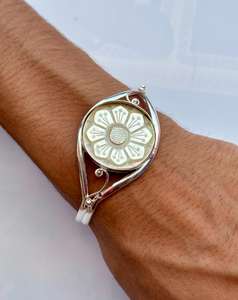 Pulsera hecha a mano de nácar de Plata de Ley 925, hermosa pulsera para mujer. - Product Image 1