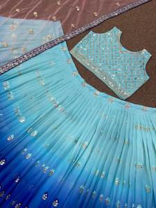 Travail de séquence traditionnel brodé de 5MM Lehenga Choli lancement de fête pakistanaise indienne lors d'occasions de mariage mettant en vedette des faux - Product Image 4