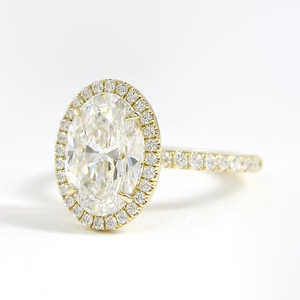 Anillo de Compromiso y Matrimonio para Mujer con Halo de Corte Brillante Redondo en Plata de Ley 925 con Baño de Oro - Product Image 5