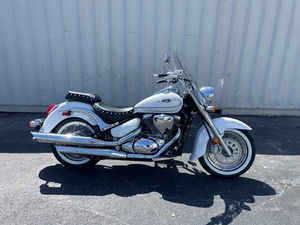 Ordene Ahora la Motocicleta Cruiser de Turismo Suzuk1 <span class=keywords><strong>Boulevard</strong></span> C50T 2025 de 805cc, Motor V-Twin, Inyección Electrónica, Refrigeración Líquida, 5 Velocidades y Transmisión por Eje - Product Image 1