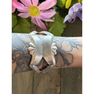 Bracelet manchette en argent sterling 925 fait main Navajo - Bijou de collection culturel en forme de fleur, cuivre Mohave et turquoise - Product Image 2
