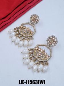 ต่างหูแฟชั่นอัลลอยด์สีขาวน้ำหนักเบาดีไซน์หรูหราแบบดั้งเดิมสำหรับผู้หญิงขายส่ง - Product Image 2