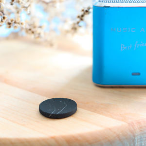 Pegatina redonda de shungita sin pulir para teléfono, 2 pulgadas (50 mm) - Product Image 1