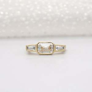 Bague de fiançailles à trois pierres en diamant certifié IGI, style émeraude, East West - Product Image 1