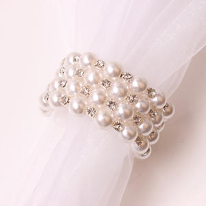 Anillos de Servilleta Metálicos con la Palabra 'AMOR' en Tendencia, con Piedras Decorativas que Elevan la Experiencia Gastronómica sin Decoración Excesiva - Product Image 2