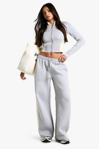 Conjunto de chándal de 2 piezas de pierna recta con cremallera ajustada a rayas con eslogan gris Marga Premium personalizado para mujer con bolsillos, conjunto de gimnasio y ropa deportiva - Product Image 2