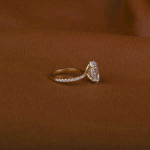Anillo de compromiso de diamante cultivado en laboratorio de corte ovalado de 3,0 quilates con glamurosos acentos de oro amarillo de 18 quilates piedras de corte lateral chapadas en oro - Product Image 4