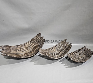 Elegantes bandejas plateadas texturizadas para servir, diseño en forma de hoja Trio para una exhibición elegante y una presentación agradable en cualquier espacio - Product Image 2