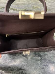 Bolso de mano de piel de cocodrilo de calidad superior 2025 para mujer, duradero con dos asas, diseño personalizable OEM/ODM a la moda - Product Image 5