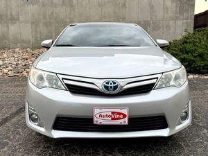 2013 Toyota Camry Hybrid XLE FWDi Asientos de cuero automáticos a gasolina usados Dirección de mano izquierda Neumáticos R17 Aluminio trasero - Product Image 2