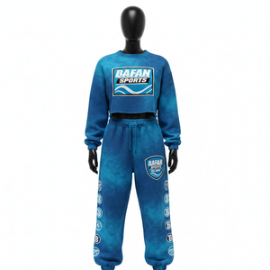 Ensemble femme en molleton de coton et polyester 320 GSM de haute qualité, crop top et pantalon jogger bleu océan tie-dye, logo personnalisé par transfert thermique. - Product Image 1