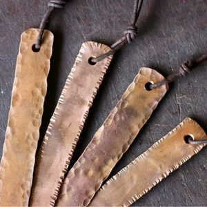 Marque-page personnalisé pour un cadeau d'anniversaire pour un amoureux, cadeau d'anniversaire réfléchi, cadeau de livre unique, cadeau souvenir en cuivre - Product Image 1