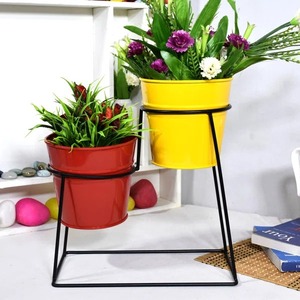 Jardinière en métal design élégante créée pour élever la beauté des salons et des coins de jardin avec un attrait chic - Product Image 3