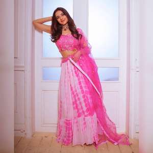 UUnique Dernière broderie Georgette et fil Lehenga Choli avec Readymade Beautiful Designer Blouse pour femmes et filles - Product Image 1